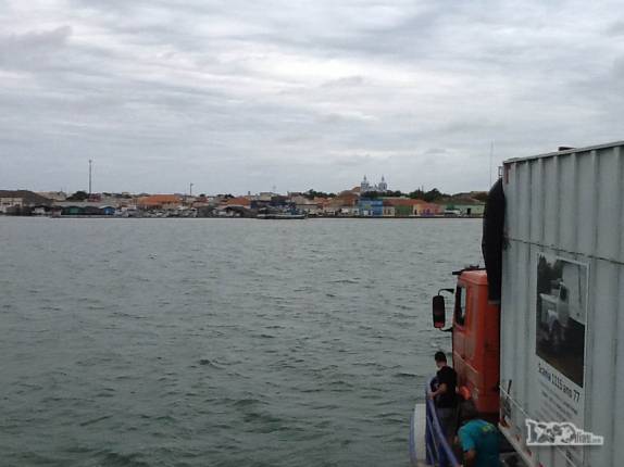 Na balsa, durante a travessia do canal da Lagoa dos Patos, entre Rio Grande e São José do Norte, no sul do Rio Grande do Sul